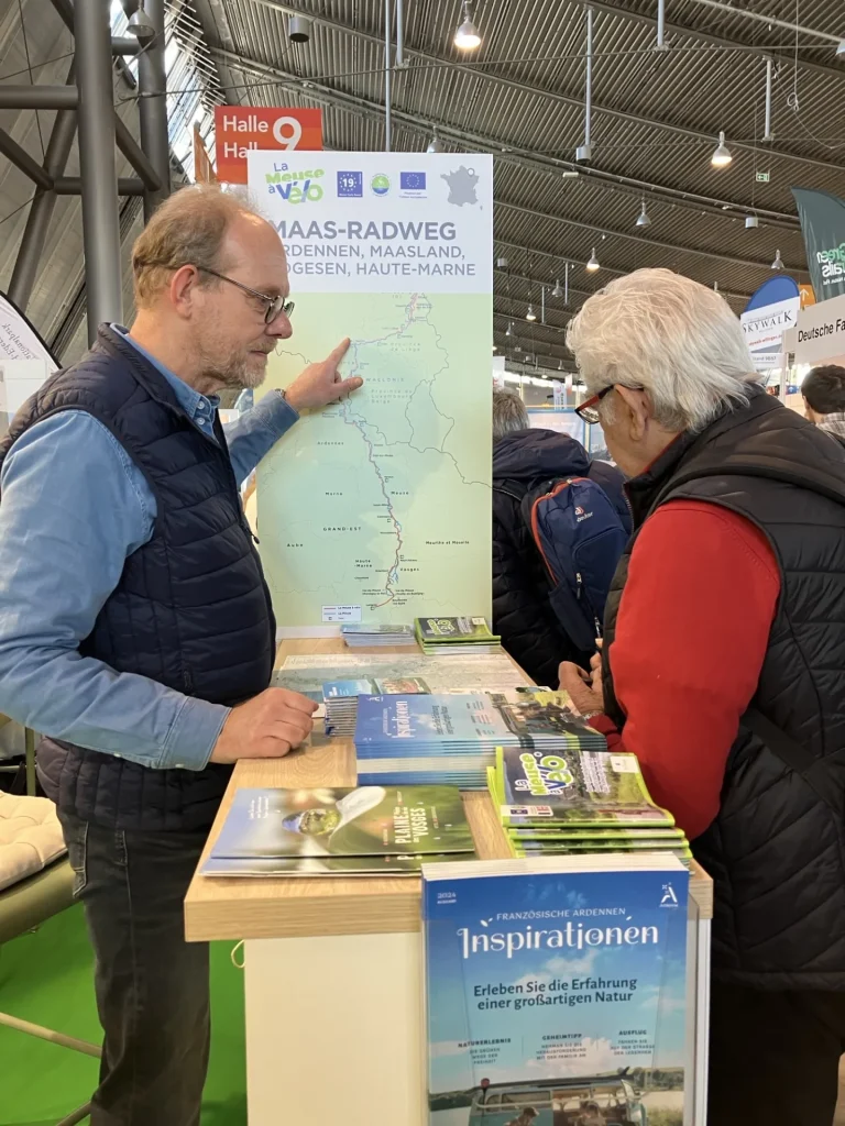 Stand de la Meuse à Vélo avec Jauko Rappel de l'ADT des Ardennes au Salon CMT Fahrrad & Wandern 2025 en Allemagne à Stuttgart