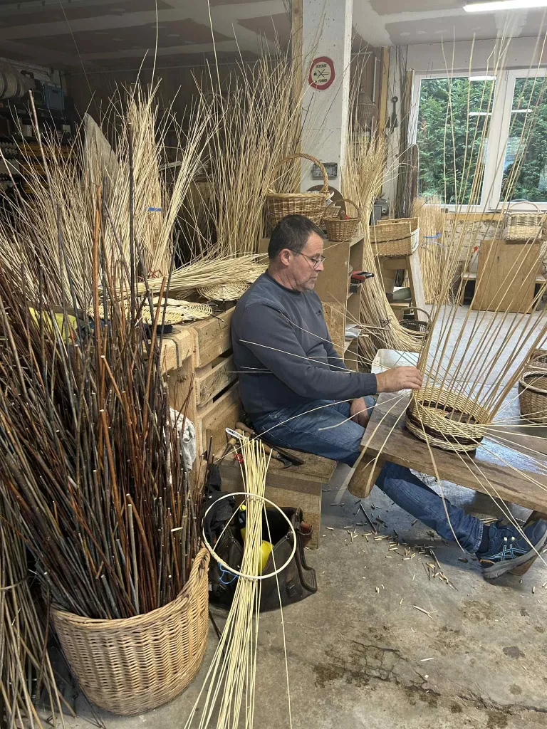 Démonstration de l’activité Vannerie par Monsieur Warnesson, propriétaire de l’hébergement Du panier au gîte  - rencontre des hébergeurs du Sud Ardennes
