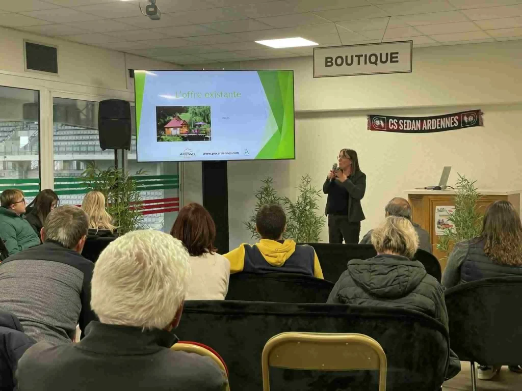 intervention d'Amélie Wateau ADT des Ardennes sur les hébergements insolites lors de la 1ère édition Bouge ton exploitation organisée par la Chambre d'agriculture des Ardennes