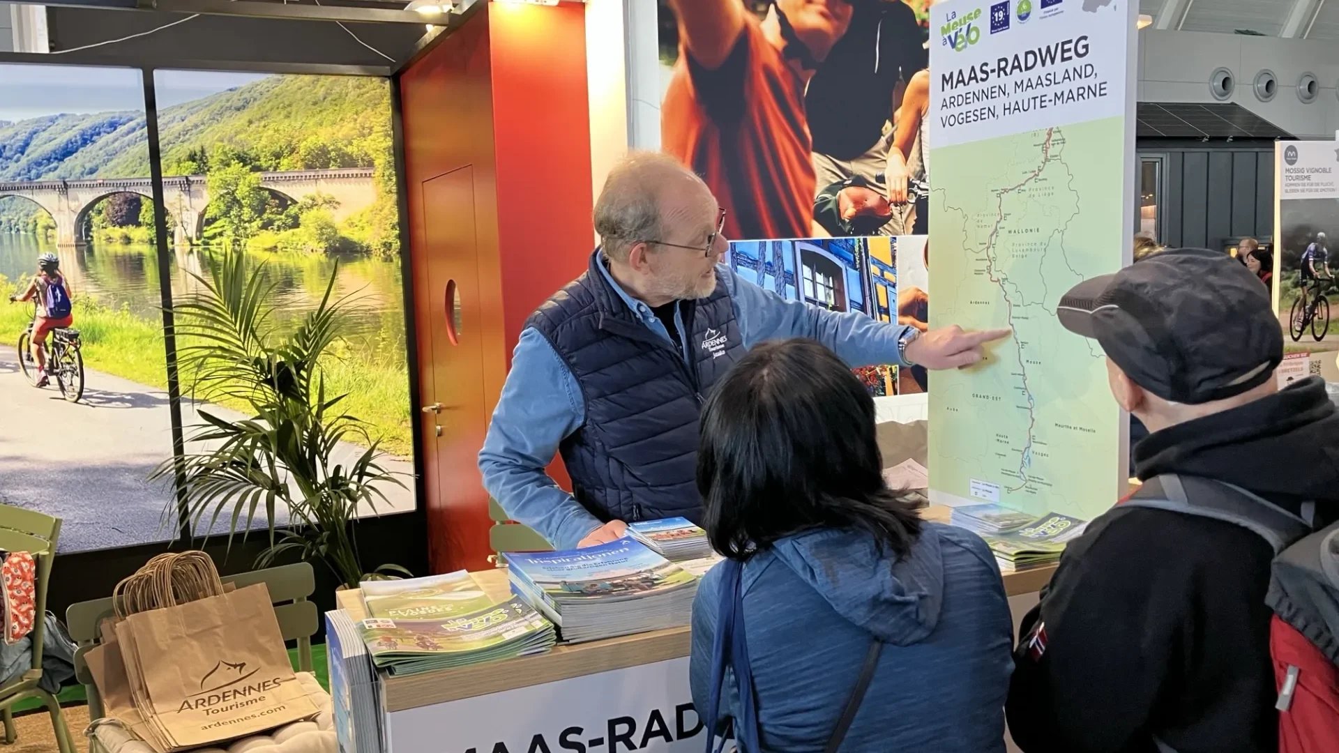 Stand de la Meuse à Vélo avec Jauko Rappel de l'ADT des Ardennes au Salon CMT Fahrrad & Wandern 2025 en Allemagne à Stuttgart