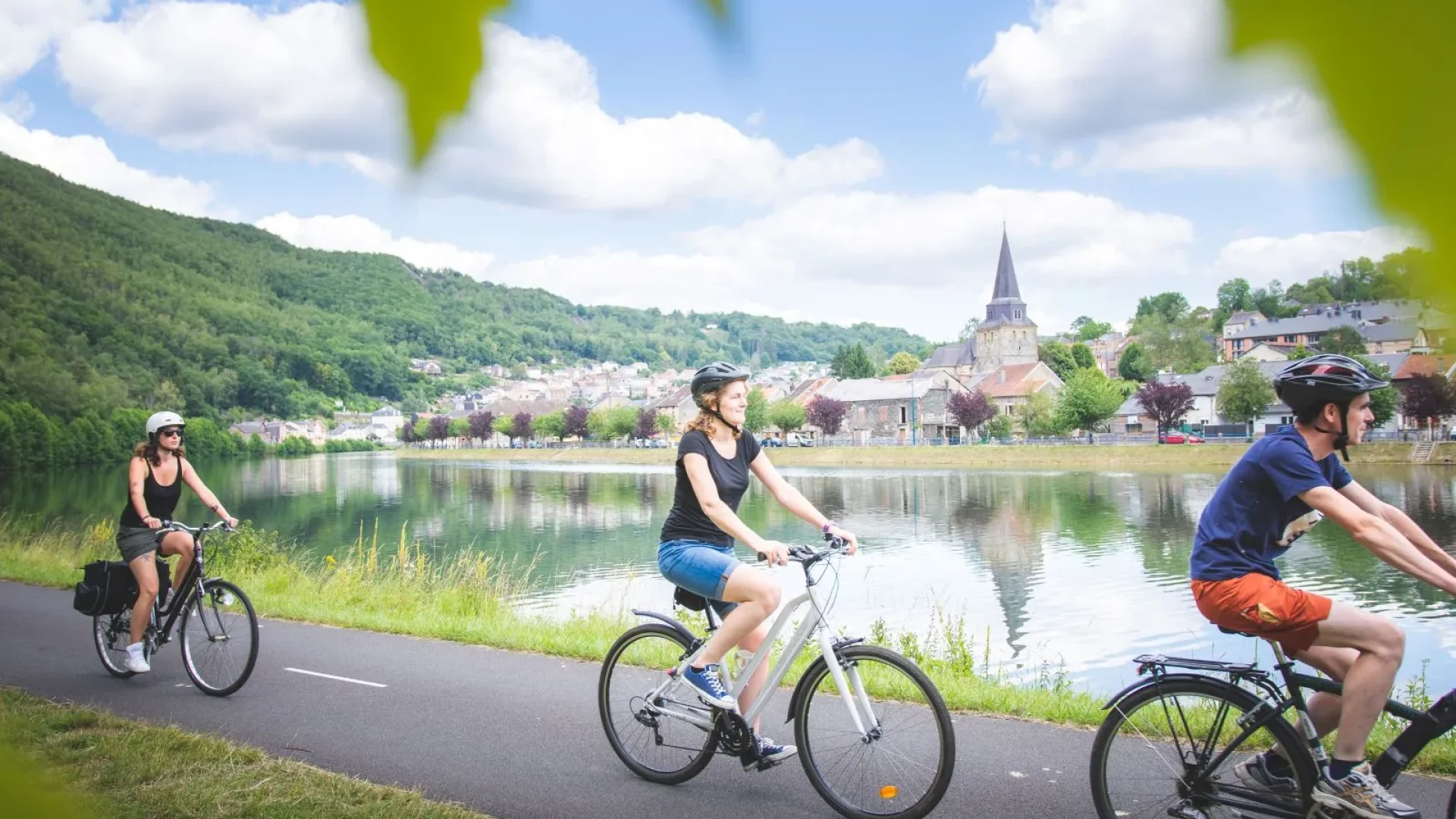 Vue sur La Meuse à Vélo à Monthermé avec des cyclotouristes