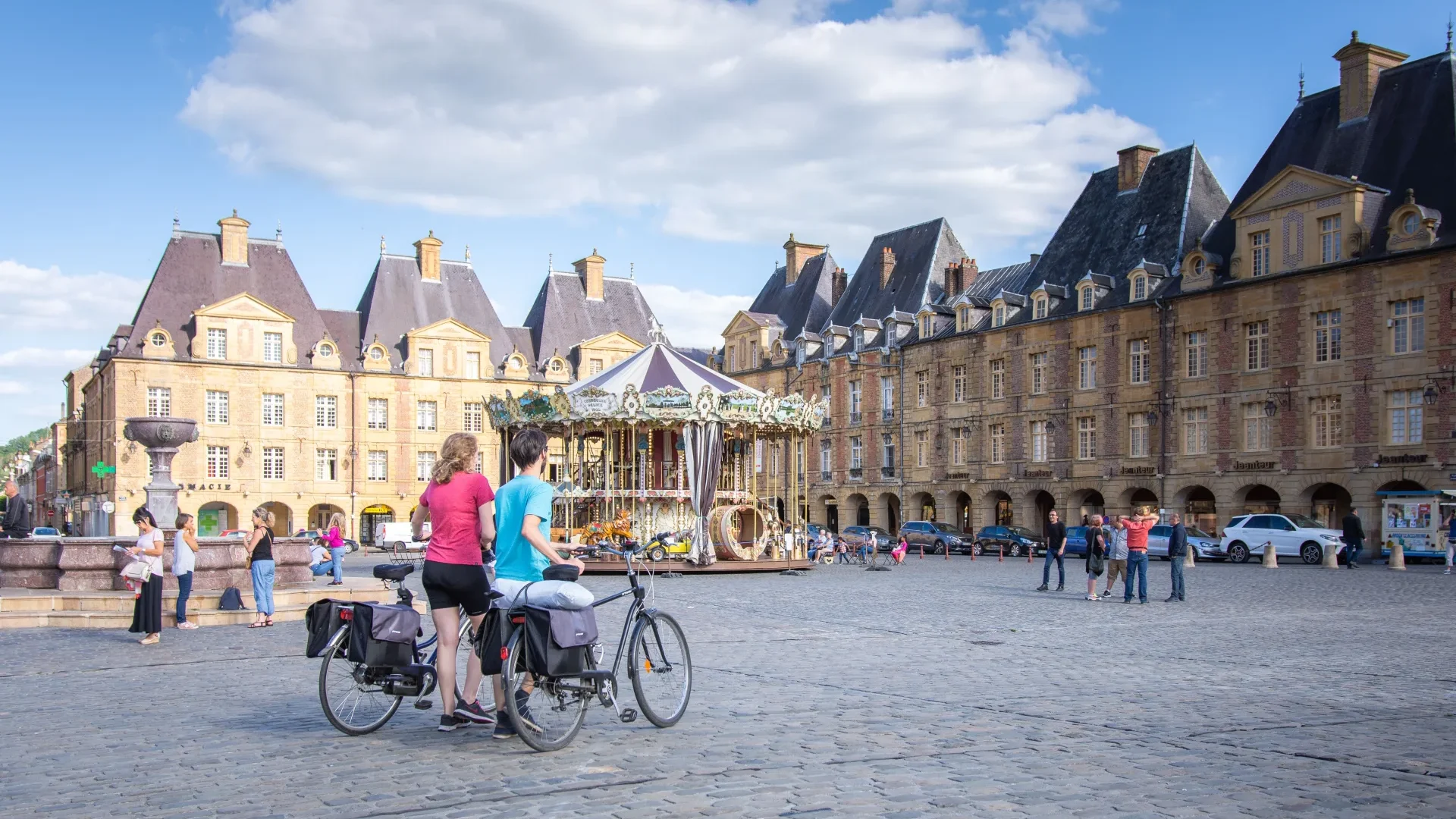Place Ducale avec cyclistes à Charleville dans les Ardennes