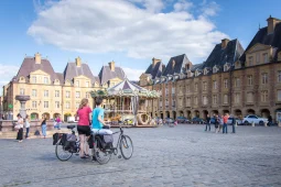 Place Ducale avec cyclistes à Charleville dans les Ardennes