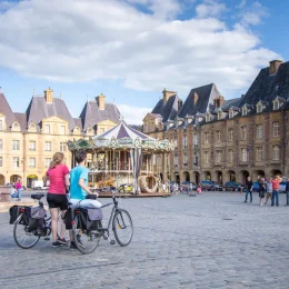 Place Ducale avec cyclistes à Charleville dans les Ardennes