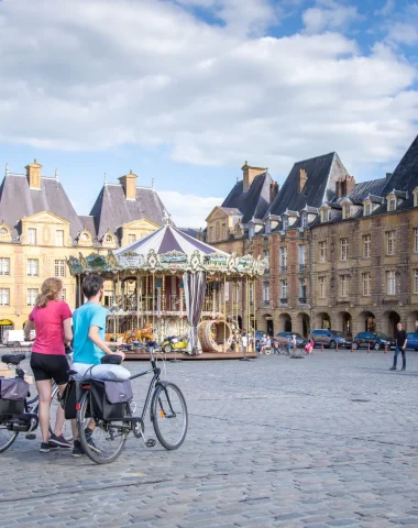 Place Ducale avec cyclistes à Charleville dans les Ardennes